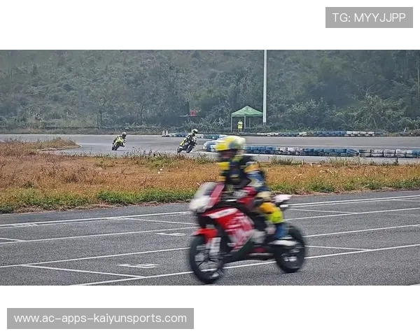 赛车烟花般撞击火花：速度与激情的极限碰撞